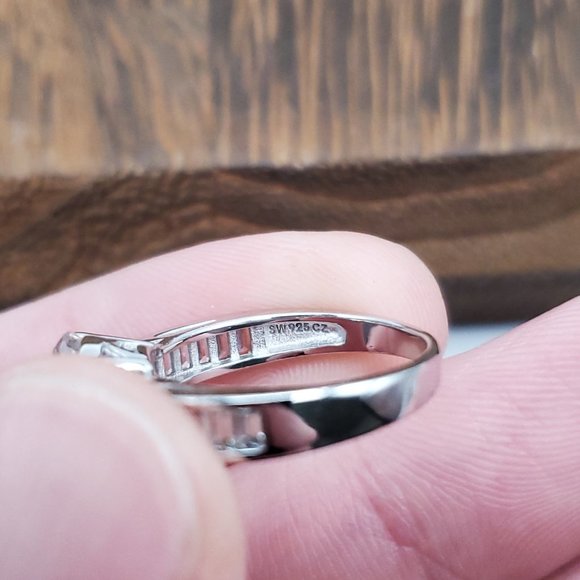 Size 6 925 Sterling Silver Beautiful Bright Cubic Zirconia Ring - Picture 6 of 9